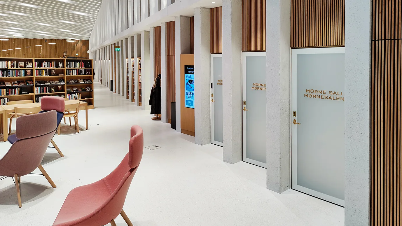 Kirkkonummen kirjaston sisätila, jossa rivi Jaatimetin teräsovia lukusalin vieressä